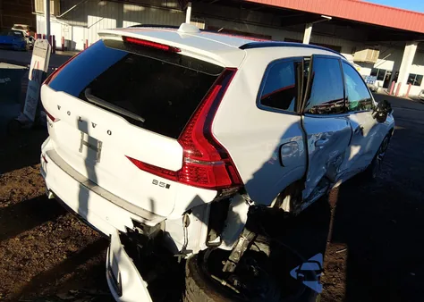 2025 Volvo Xc60 B5 Ultra z USA, uszkodzony, nr VIN YV4M12RM3S1026022